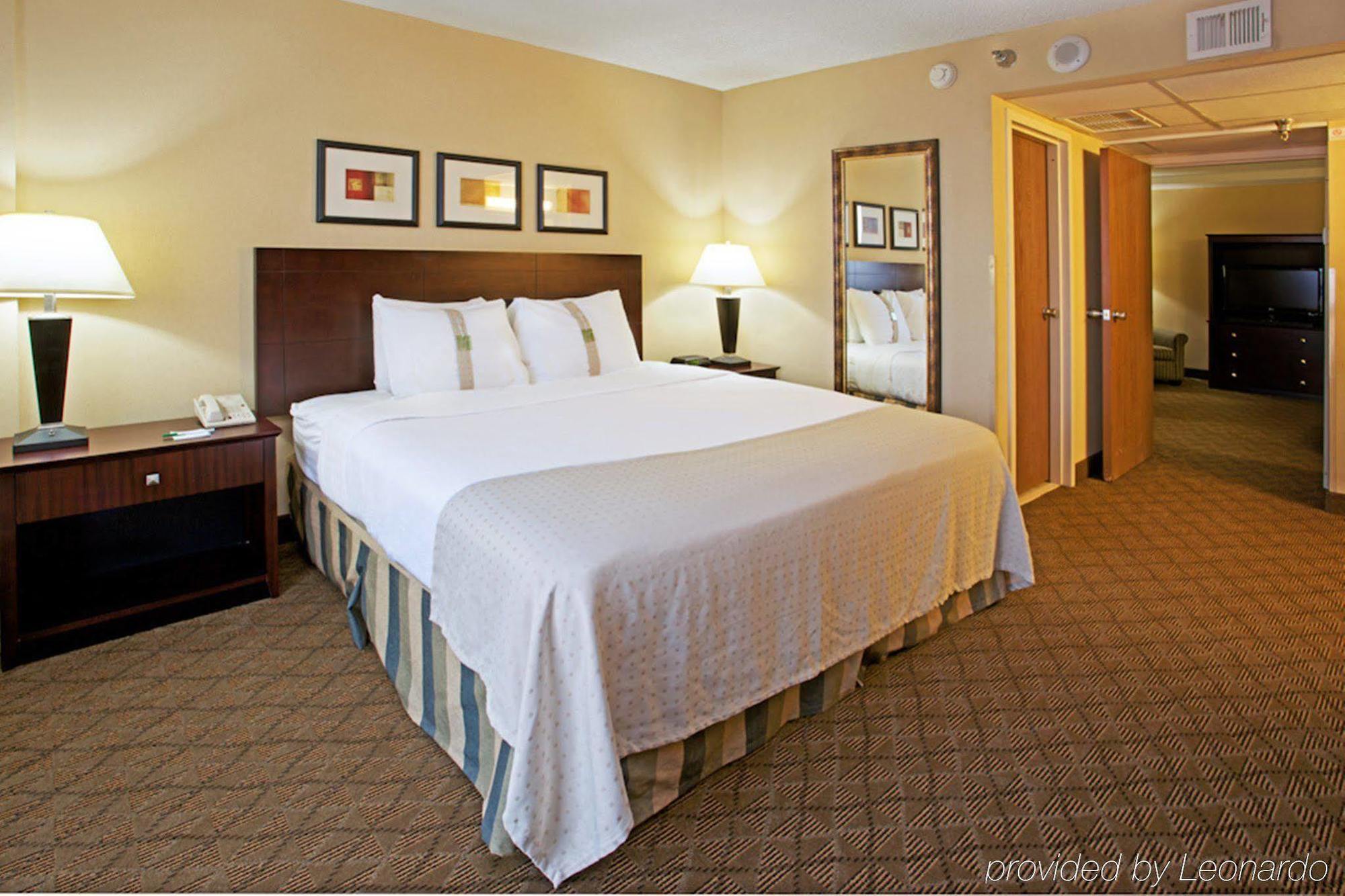 Hotel And Beaumont-plaza I-10 & Walden By Ihg 3*